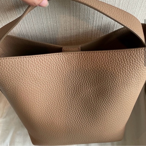 NWOT Cuyana Linea Bucket Bag in Cappucino - Picture 4 of 6